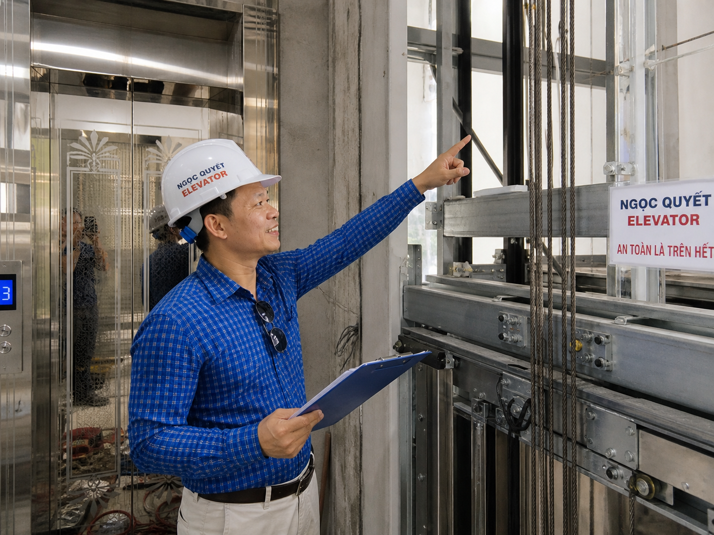 Kỹ sư Ngọc Quyết Elevator kiểm tra hệ thống cơ khí thang máy đang lắp đặt trong tòa nhà